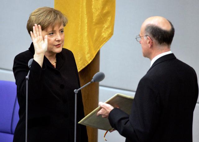 앙겔라 메르켈(왼쪽) 독일 총리가 2005년 11월 22일 독일 베를린 의회에서 취임 선서를 하고 있다. 베를린=AP 연합뉴스