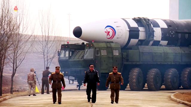 북한이 지난 3월 24일 김정은 국무위원장의 명령, 지도 아래 신형 대륙간탄도미사일(ICBM) 화성 17형을 시험 발사했다고 보도했다. 다만 한미 군 당국은 북한이 기존의 화성-15형을 쏜 뒤 화성-17형인 것처럼 영상을 조작했다고 결론 내렸다. 조선중앙TV 캡처 뉴시스
