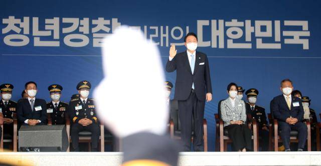 윤석열 대통령이 19일 충북 충주 중앙경찰학교 대운동장에서 열린 중앙경찰학교 310기 졸업식에서 졸업생들의 복무선서를 받고 있다. 뉴시스