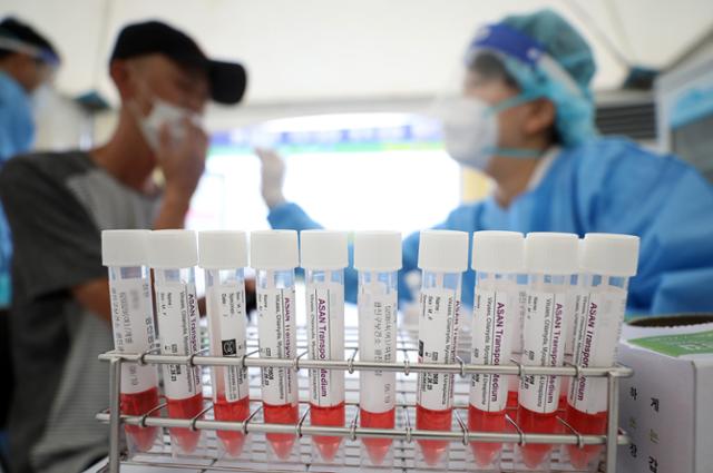 코로나19 일일 신규 확진자 수가 13만8,812명으로 집계된 19일 오후 서울 광진구 광진광장에 마련된 광진구 코로나19 임시선별진료소에서 의료진이 검사를 하고 있다. 뉴시스