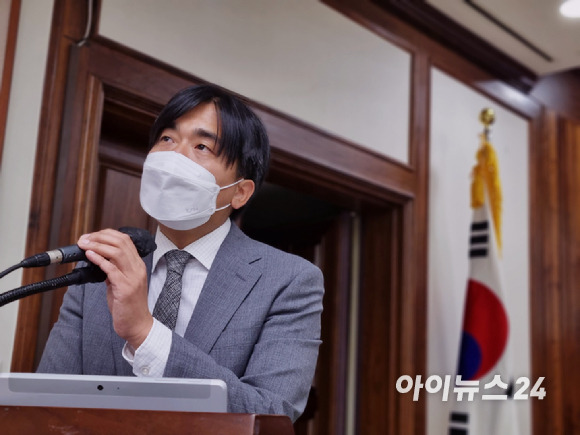 노창희 디지털산업정책연구소 연구위원이 19일 오후 2시 국회도서관 소회의실에서 열린 온라인비디오물 자율등급제 정책 방향성 정립 세미나에서 발표하고 있다. [사진=안세준 기자]