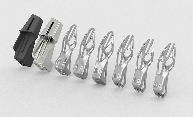 기존 브라켓(왼쪽)에서 3D 프린팅을 활용해 단순화 및 경량화 설계한 브라켓(오른쪽), 출처: BMW