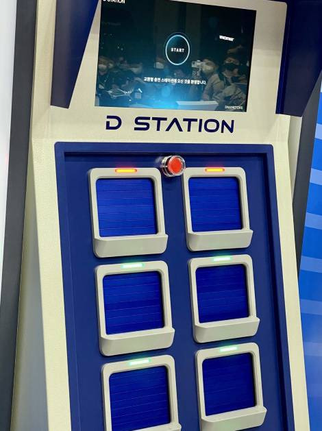 디엔에이모터스가 부산모터쇼에서 선보인 배터리 교환형 충전소, D-STATION. 출처=IT동아