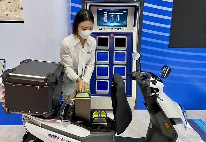D-STATION에서 배터리를 교환하는 시연자의 모습. 출처=IT동아
