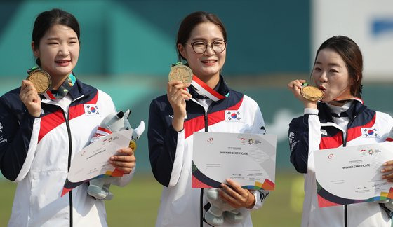 자카르타-팔렘방아시안게임에서 닺체전 우승을 일군 뒤 금메달에 입 맞추는 장혜진(맨 오른쪽). 연합뉴스