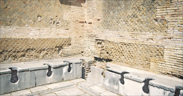 이탈리아에서 공중화장실을 뜻하는 단어 '베스파시아노'는 로마 황제 '베스파시아누스'의 이름에서 유래했다. 사진은 고대 로마의 공중화장실. Getty Images Bank
