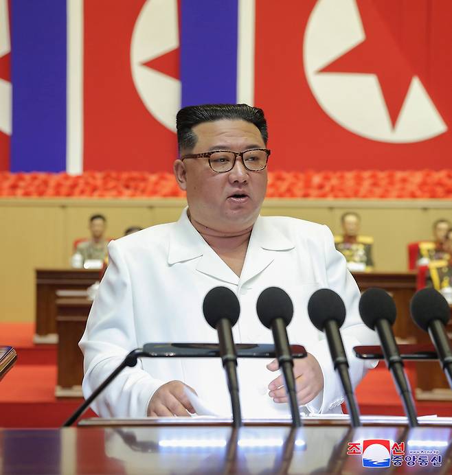 김정은 북한 국무위원장이 지난 18일 비상방역전에서 임무를 완수하고 위훈을 세운 군의부문 전투원들을 만나 축하 격려 했다고 조선중앙통신이 19일 보도했다. 연합뉴스