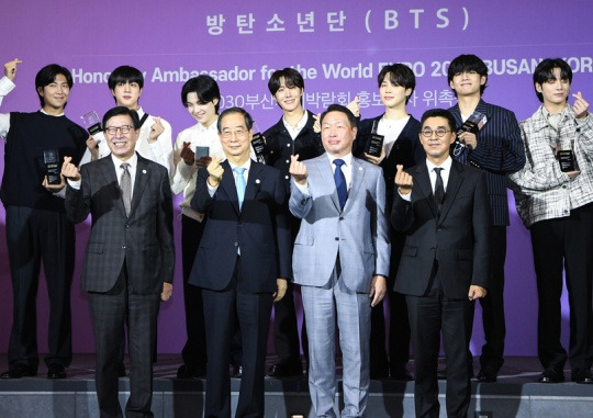 On July 19, Prime Minister Han Duck-soo; Chey Tae-won, co-chair of the World Expo 2030 Busan Bid Committee; and Park Heong-joon, mayor of Busan take a picture after appointing BTS as the official ambassadors for the World Expo 2030 Busan. Courtesy of the Busan metropolitan government