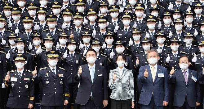 윤석열&nbsp;대통령과 김건희 여사가 19일 충북 충주시 중앙경찰학교에서 열린 310기 졸업식에서 졸업생들과 기념촬영을 하고 있다.&nbsp;