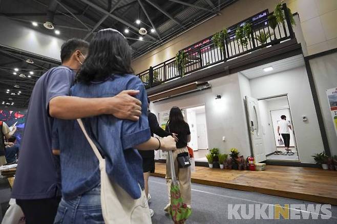 19일 오후 경기 고양시 킨텍스에서 열린 '제61회 MBC건축박람회' 및 '제20회 동아 스포츠·레저산업 박람회'를 찾은 관람객들이 이동식 목조주택을 살펴보고 있다.