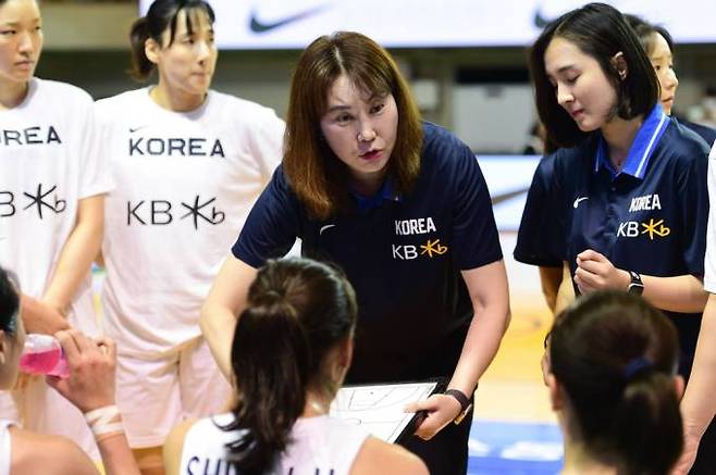 작전을 지시하는 정선민 한국 여자농구 대표팀 감독.&nbsp; &nbsp;대한민국농구협회(KBA)