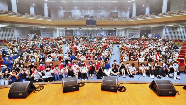 어린이와 청소년들이 최근 대전 한국침례신학대에서 개최된 유스비전캠프에서 기념 촬영을 하고 있다.  주님이꿈꾸신교회 제공