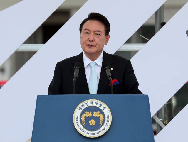 윤석열 대통령이 15일 서울 용산 대통령실 잔디마당에서 열린 제77주년 광복절 경축식에서 경축사를 하고 있다. 뉴시스