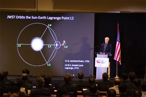 18일(현지시간) 존 매더 미국 항공우주국(NASA) 고더드비행센터 선임과학자(박사)가 미국 워싱턴DC 인근에서 진행된 한미과학자대회(UKC)에서 기조강연을 하고 있다. [사진 제공 = 한국과학기술단체총연합회]