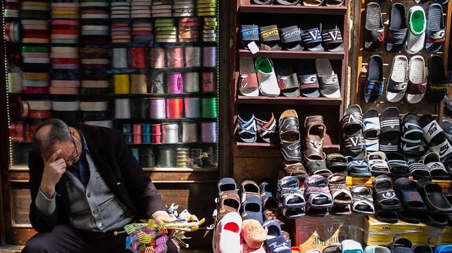 튀르키예(터키)의 한 신발가게 주인이 손님이 없는 가에서 머리를 붙잡고 깊은 생각에 빠져있다. /AFPBBNews=뉴스1