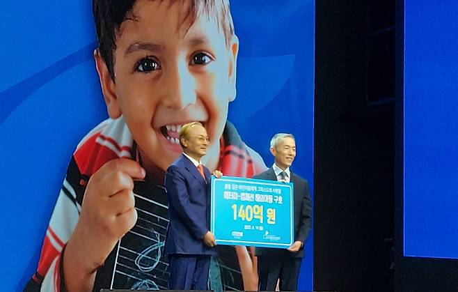 박한길 애터미 회장(좌)와 서정인 한국컴패션 대표(우)가 기부식에 참석하고 있다/사진=정인지 기자