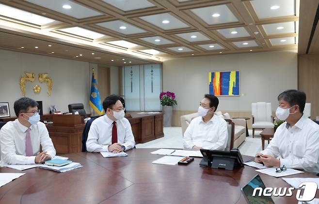 (서울=뉴스1) 오대일 기자 = 윤석열 대통령이 19일 용산 대통령실 청사에서 조규홍 보건복지부 1차관(왼쪽 두번째)으로부터 업무보고를 받고 있다. (대통령실 제공) 2022.8.19/뉴스1  Copyright (C) 뉴스1. All rights reserved. 무단 전재 및 재배포 금지.