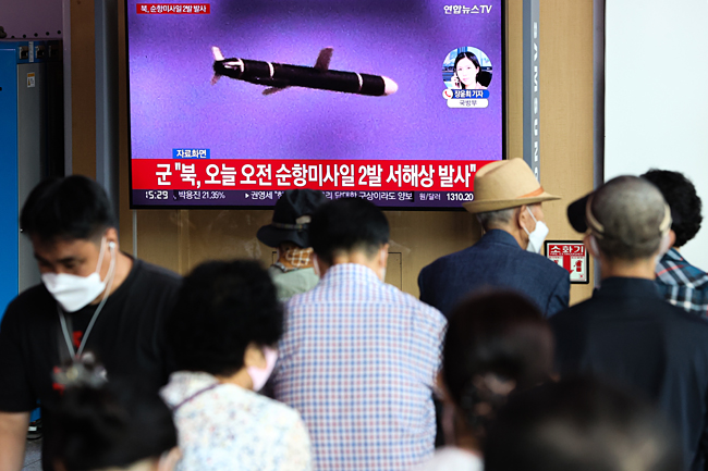 지난 17일 시민들이 서울역 대합실에서 북한의 순항미사일 발사 관련 뉴스를 보고 있다. 연합뉴스