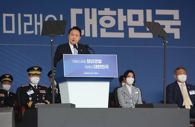 윤석열 대통령이 19일 충북 충주시 중앙경찰학교에서 열린 제310기 졸업식에서 축사를 하고 있다. [연합]