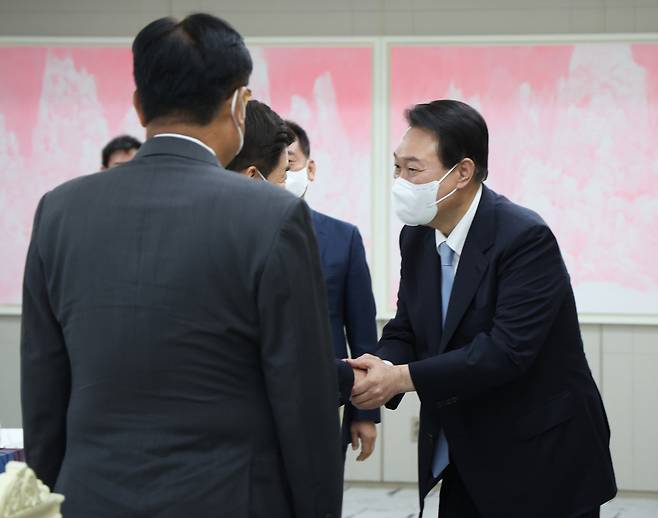 윤석열 대통령이 19일 서울 용산 대통령실 청사에서 열린 21대 국회 후반기 신임 국회의장단 초청 만찬에서 김진표 국회의장과 인사하고 있다. 왼쪽부터 정진석 국회 부의장, 김진표 국회의장, 김영주 부의장, 이광재 사무총장. [연합]