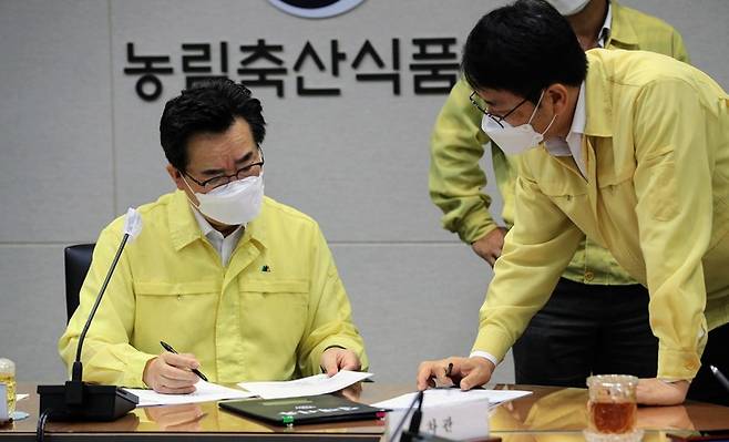 [세종=뉴시스] 아프리카돼지열병 중앙사고수습본부장인 정황근 농림축산식품부 장관이 19일 아프리카돼지열병(ASF) 긴급 방역 상황회의를 하고 있다. (사진=농식품부 제공) *재판매 및 DB 금지