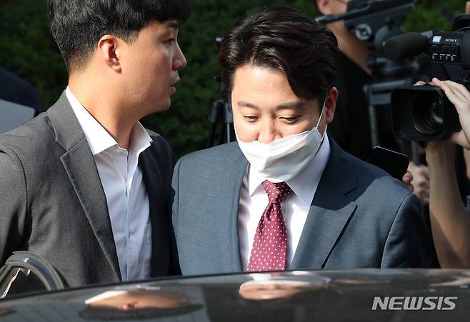 [서울=뉴시스] 전진환 기자 = 이준석 국민의힘 전 대표가 17일 오후 서울남부지법에서 당 비상대책위원회 효력을 정지해달라며 낸 가처분 신청 사건의 심문을 마친 뒤 법원을 나와 차량에 탑승하고 있다. (공동취재사진) 2022.08.17. photo@newsis.com