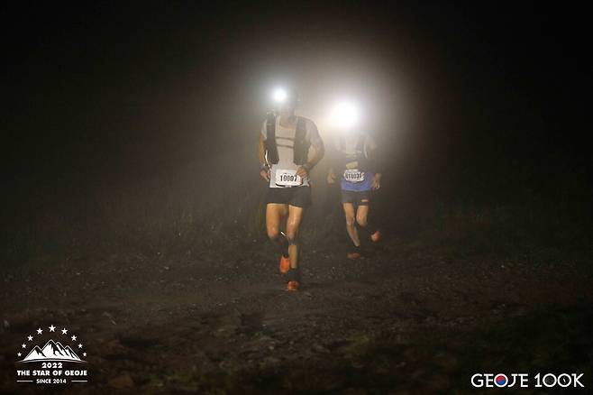 100km 부문 참가자들이 산길을 달리고 있다. 이들은 새벽 2시에 장평초등학교를 출발했다.