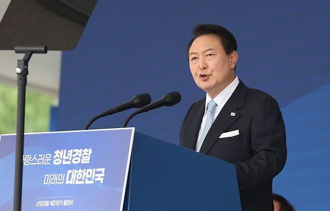 윤석열 대통령이 19일 충북 충주시 중앙경찰학교에서 열린 310기 졸업식에서 축사를 하고 있다. 충주=연합뉴스