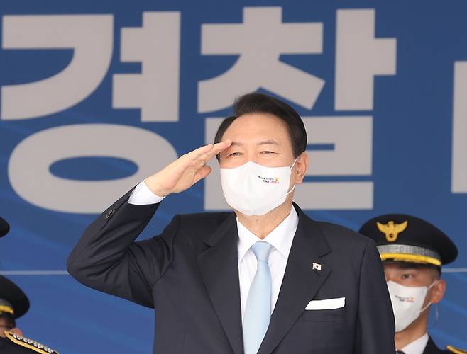 윤석열 대통령이 19일 충북 충주시 중앙경찰학교에서 열린 310기 졸업식에서 졸업생의 경례에 거수경례로 답하고 있다.    연합뉴스