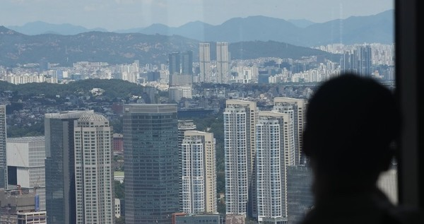한 시민이 서울 시내 아파트 단지를 바라보고 있다./연합뉴스