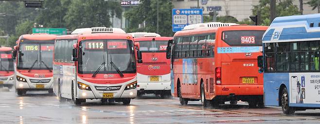 7월31일 서울 송파구 잠실광역환승센터 인근에서 광역버스들이 운행하고 있다. ⓒ연합뉴스