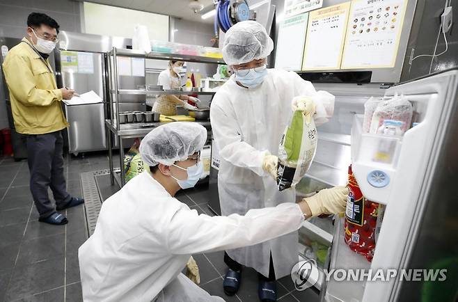 식중독 예방 점검 ※위 사진은 기사와 관련이 없습니다. [연합뉴스 자료사진]