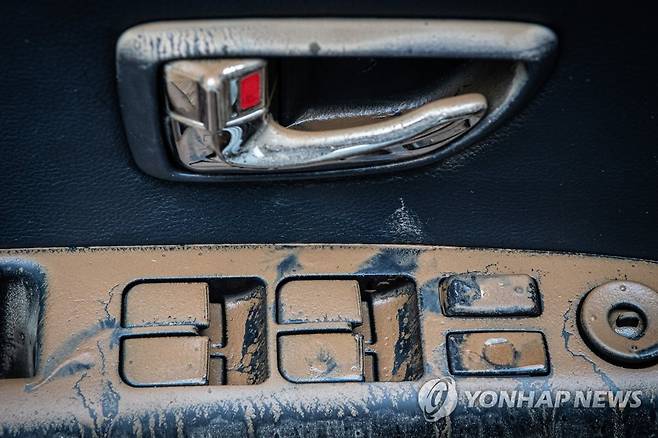 집중호우에 침수된 차량 [연합뉴스 자료사진]