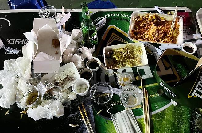 전주 가맥축제 쓰레기들 [전북환경운동연합 제공]