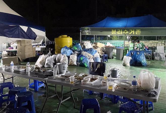 가맥축제가 남긴 쓰레기들 [전북환경운동연합 제공]