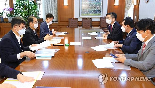 대한의사협회 면담하는 한덕수 총리 (서울=연합뉴스) 한덕수 국무총리가 19일 정부서울청사에서 대한의사협회 이필수 회장 및 임원진들을 만나 면담을 하고 있다. 2022.8.19 [국무총리실 제공. 재판매 및 DB 금지] kimsdoo@yna.co.kr