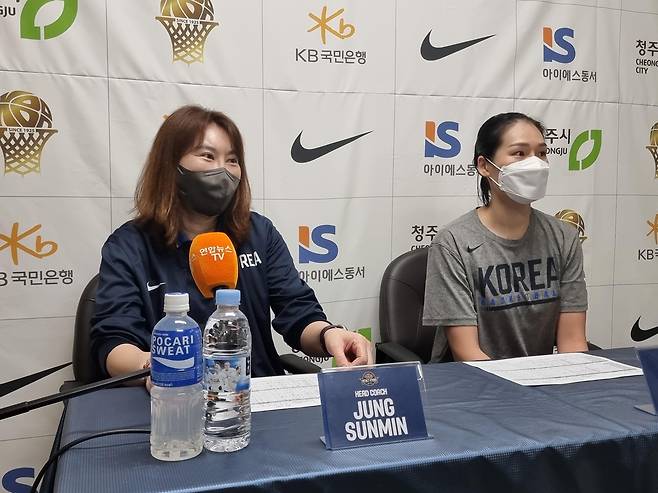 취재진 질의에 답하는 정선민 감독  [촬영=이의진]