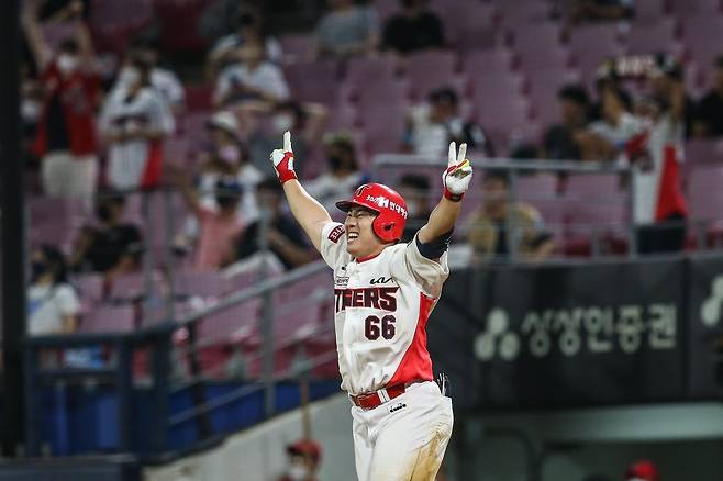 연장 10회 끝내기 홈런을 치고 환호하는 KIA 이창진 [KIA 타이거즈 제공. 재판매 및 DB 금지]