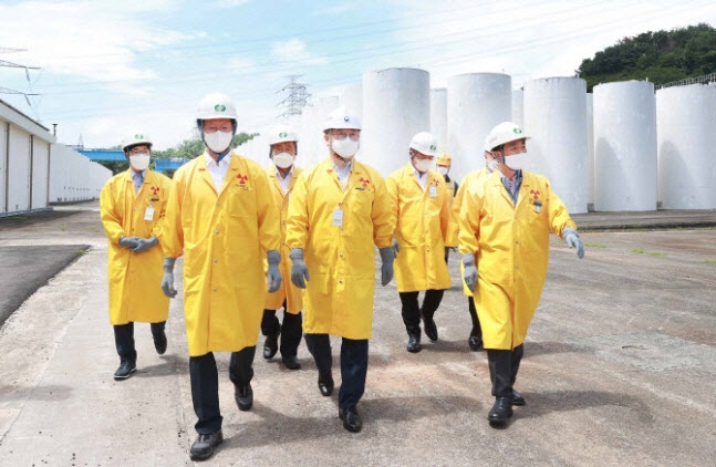 박일준 산업통상자원부 제2차관(가운데)이 지난 8월1일 경북 경주 한국수력원자력 월성 원자력본부 내 고준위 방사성폐기물(방폐물) 건식저장시설(맥스터)을 둘러보고 있다. (사진= 산업부)