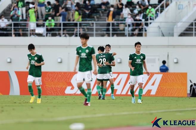 18일 일본 코마바 스타디움에서 열린 2022 AFC 챔피언스리그 대구FC와의 16강전에서 선제골을 넣고 기뻐하는 전북 현대 선수들 사진=한국프로축구연맹 제공