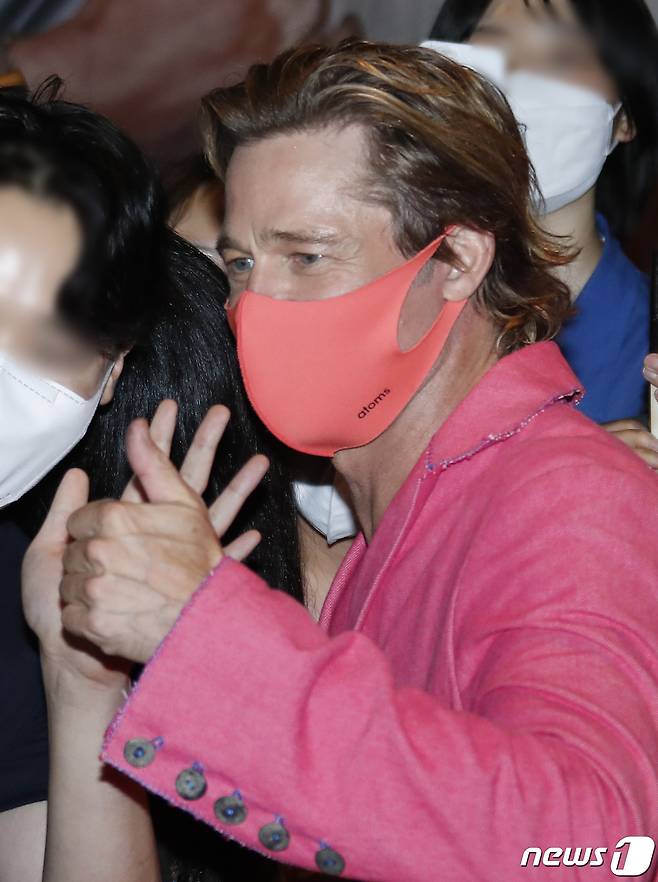 할리우드 배우 브래드 피트가 19일 오후 서울 용산구 용산 CGV에서 열린 영화 ‘불릿 트레인’(연출 데이빗 레이치) 레드카펫 행사에서 엄지를 치켜들고 있다. ⓒ News1 권현진 기자