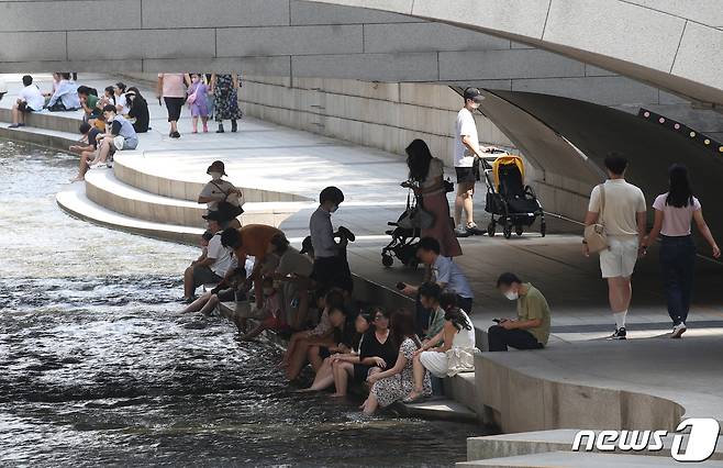 휴일인 20일 오후 서울 종로구 청계천 모전교 아래서 시민들이 더위를 식히며 휴식을 취하고 있다. 2022.8.20/뉴스1 ⓒ News1 송원영 기자