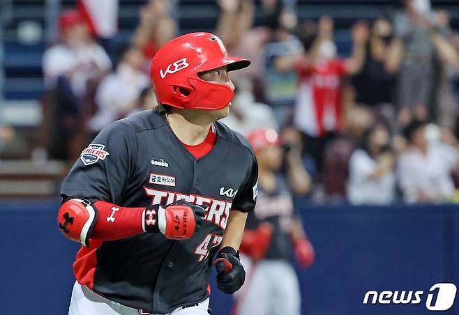30일 서울 구로구 고척스카이돔에서 열린 프로야구 '2022 신한은행 SOL KBO리그' 키움 히어로즈와 KIA 타이거즈의 경기, 7회초 1사 주자 없는 상황 KIA 나성범이 홈런을 친 후 타구를 확인하고 있다. 2022.6.30/뉴스1 ⓒ News1 조태형 기자