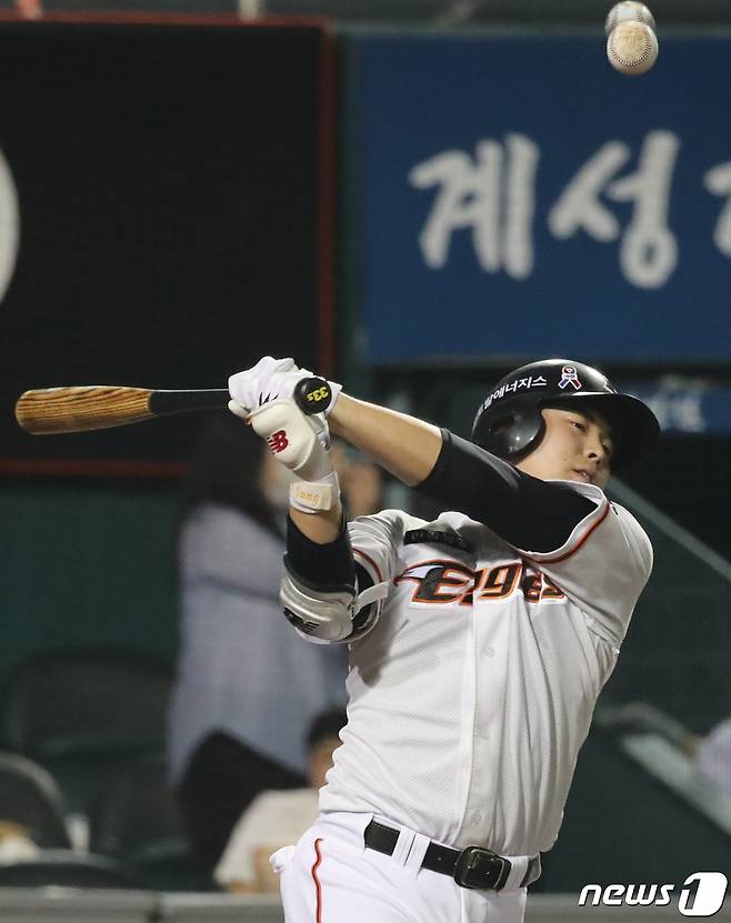 6일 대전 중구 한화생명 이글스파크에서 열린 프로야구 '2022 신한은행 SOL KBO리그' NC 다이노스와 한화 이글스 경기에서 5회말 2사 상황 한화 정은원이 타구에 머리를 맞고 있다. 2022.7.6/뉴스1 ⓒ News1 김기태 기자