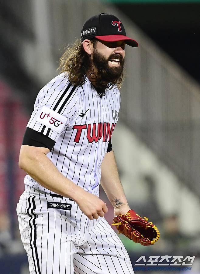 2022 KBO리그 LG트윈스와 SSG랜더스의 경기가 20일 서울잠실야구장에서 열렸다. LG 선발투수 켈리가 4회초 2사 2,3루에서 안권수를 삼진으로 돌려 세운 후 포효하고 있다.  잠실=최문영 기자 deer@sportschosun.com/2022.08.20/