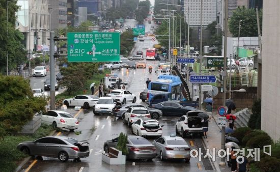 지난 9일 서울 서초구 진흥아파트 앞 일대에서 폭우에 침수됐던 차량들이 물이 빠지면서 모습을 드러내고 있다./강진형 기자aymsdream@