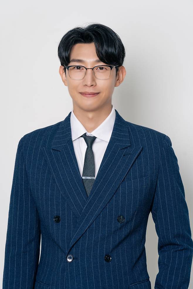 정명석 변호사 처럼 포즈르 취한 배우 강기영/나무엑터스 제공