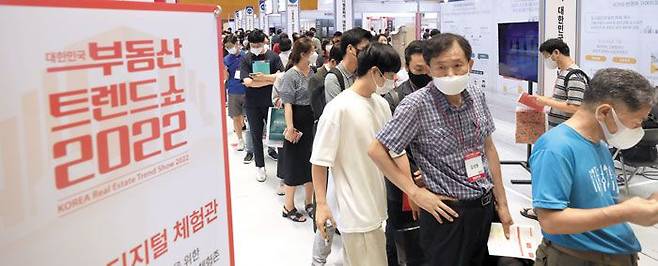 19일 서울 삼성동 코엑스에서 열린‘2022 대한민국 부동산 트렌드쇼’를 찾은 관람객들이 이상우 인베이드투자자문 대표의 강연이 열리는 세미나장에 들어가기 위해 길게 줄을 섰다. 국내를 대표하는 건설사와 디벨로퍼, 프롭테크 기업들이 마련한 행사장은 7000명이 넘는 관람객이 찾아 종일 북적였다. /장련성 기자