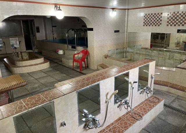 지난달 19일 인천 동구 송현동 세계목욕탕 내부 모습.