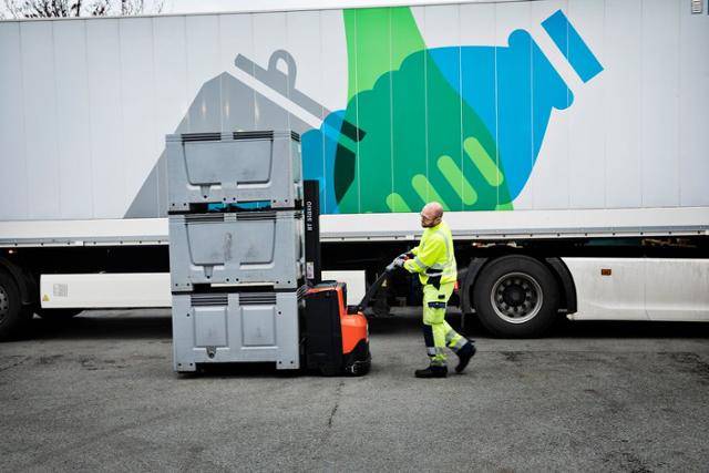 기계를 통해 곳곳에서 수거된 빈 병은 한데 모여 재사용·재활용 처리 공장으로 보내집니다. 댄스크 레투어쉬스팀 제공